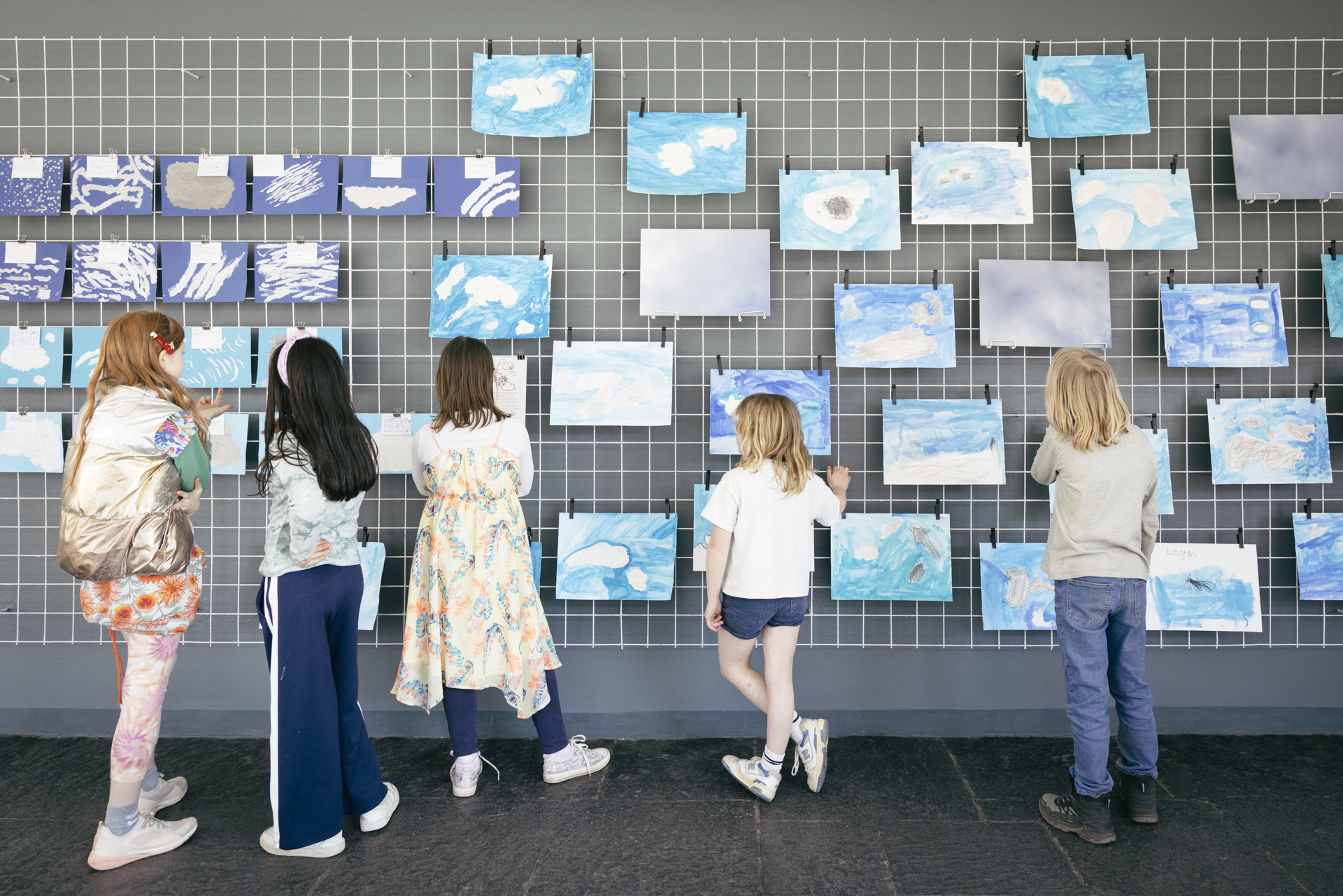 Wetter Workshop in der Hansabibliothek in Berlin. Zwei Klassen des 4. Jahrgangs nehmen daran teil unter der Leitung der Kuenstlerinnen Lisa Vera Schwabe und Greta Hoheisel